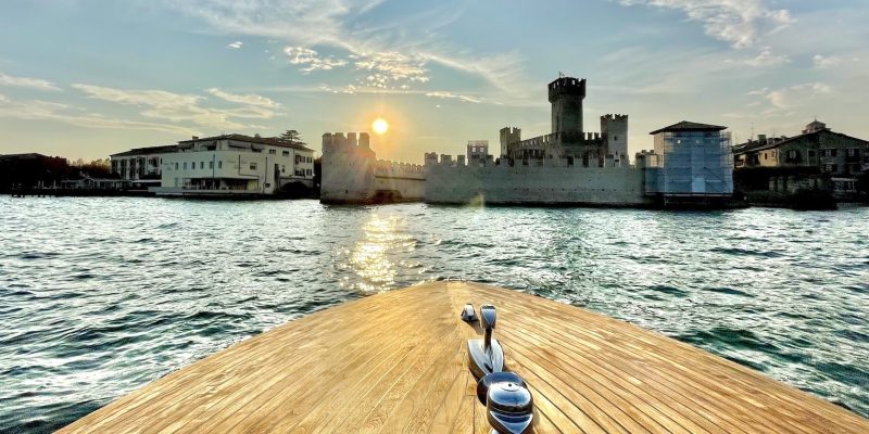 Sirmione-tramonto-tour-in-barca-garda-e-motion